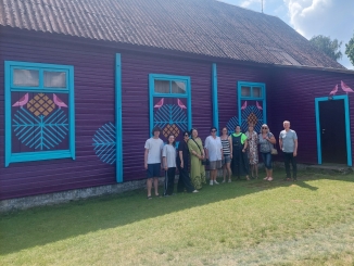 Žiobiškyje – piešinys ant bendruomenės namų